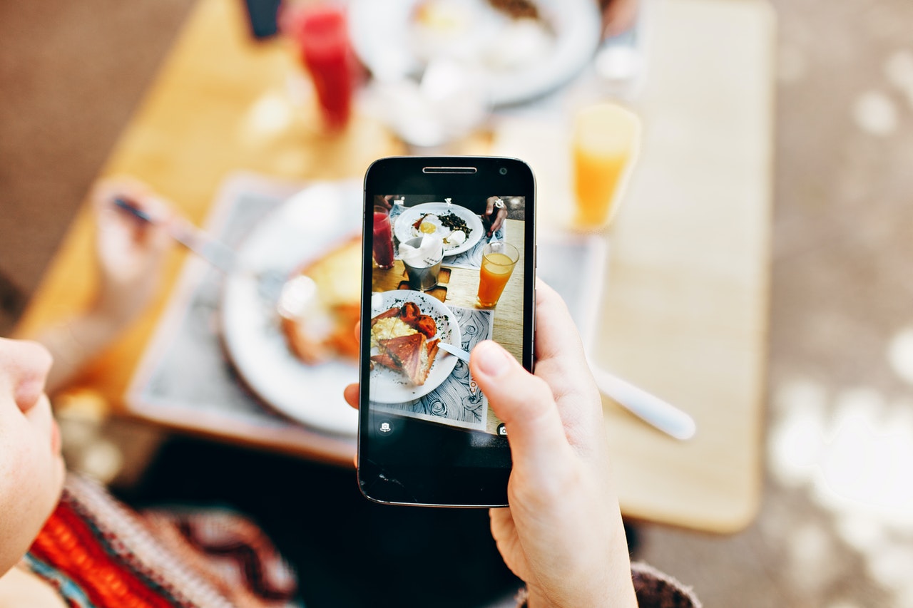 posting food pictures to social media